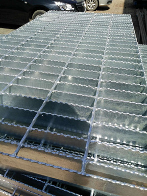 是否機器焊接的格柵板好？