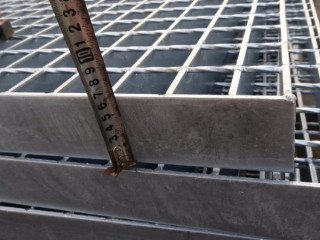 熱鍍鋅格柵板規(guī)格是怎么要求的？