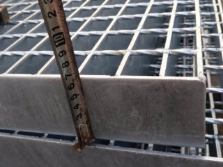 鋼結(jié)構(gòu)格柵板廠家對(duì)鋼格柵板表面處理方式 鋼結(jié)構(gòu)格柵板廠家對(duì)鋼格柵板表面處理方式